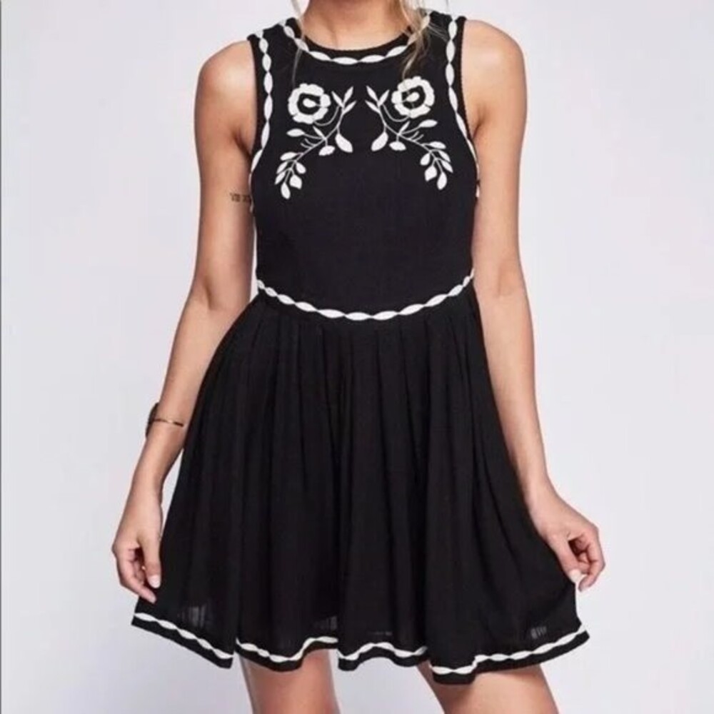Free People Bird of a Feather embroidered Mini Dress - size 2